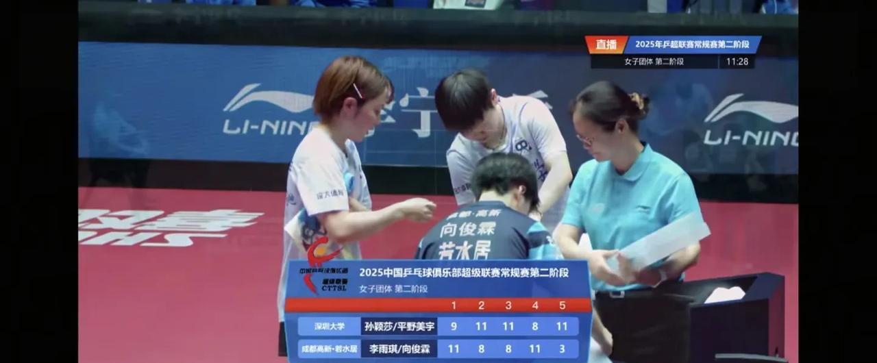 孙颖莎和平野美宇初次配，出战首盘女双比赛。俩人拎拍就上，毫无默契，只有平野的紧张