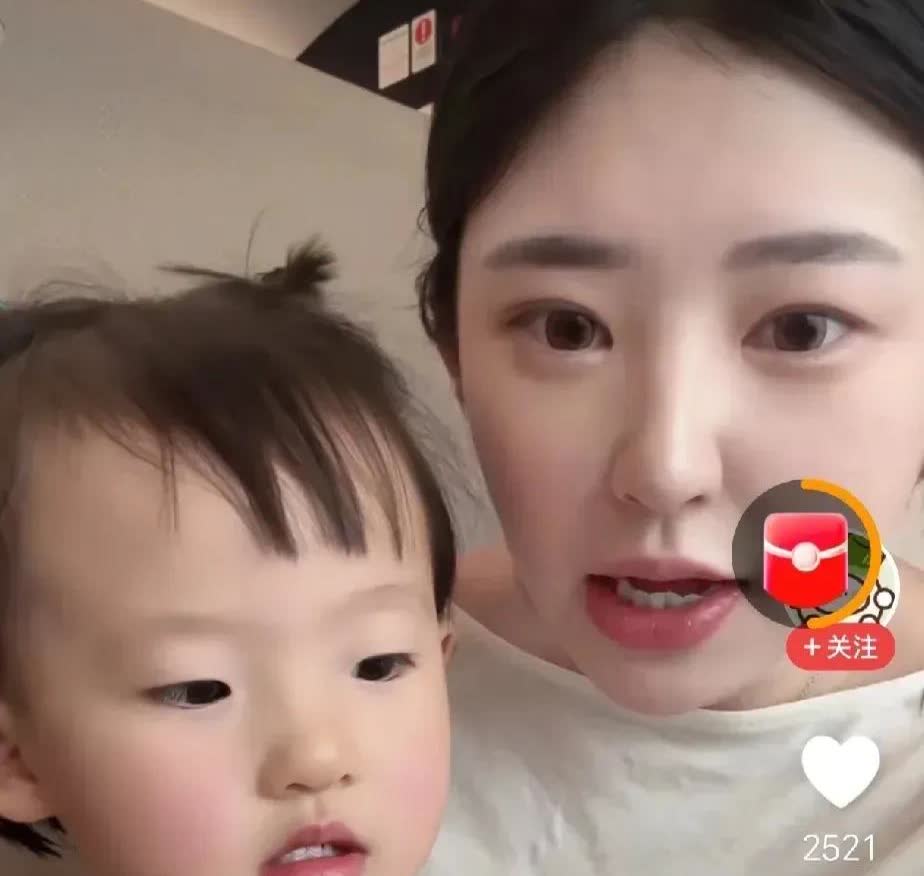 黄一鸣把王闪闪放在直播间里吸流量真是太蠢了，只会把王思聪惹急了，将来孩子大了，同