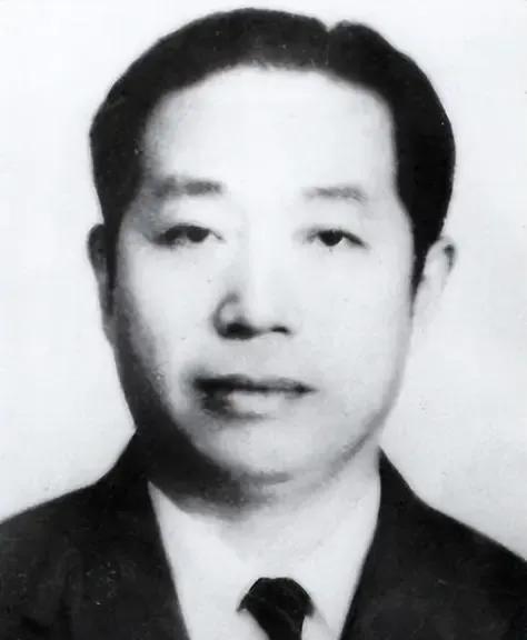 咱今儿个要讲的，是1945年秋天上海滩的一桩险事——日本刚投降，有个叫华克之的汉