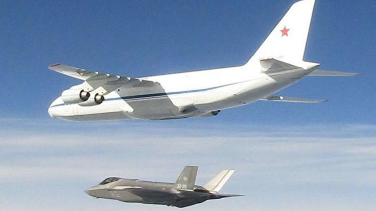 突发！俄最大运输机遭两架F-35夹击，30架苏-57却无力“救驾”！