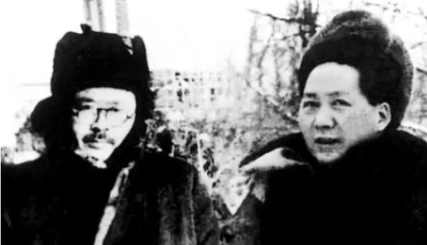 1947年，围绕是否应该渡过黄河，毛主席与任弼时产生了严重分歧，无人敢上前劝阻，