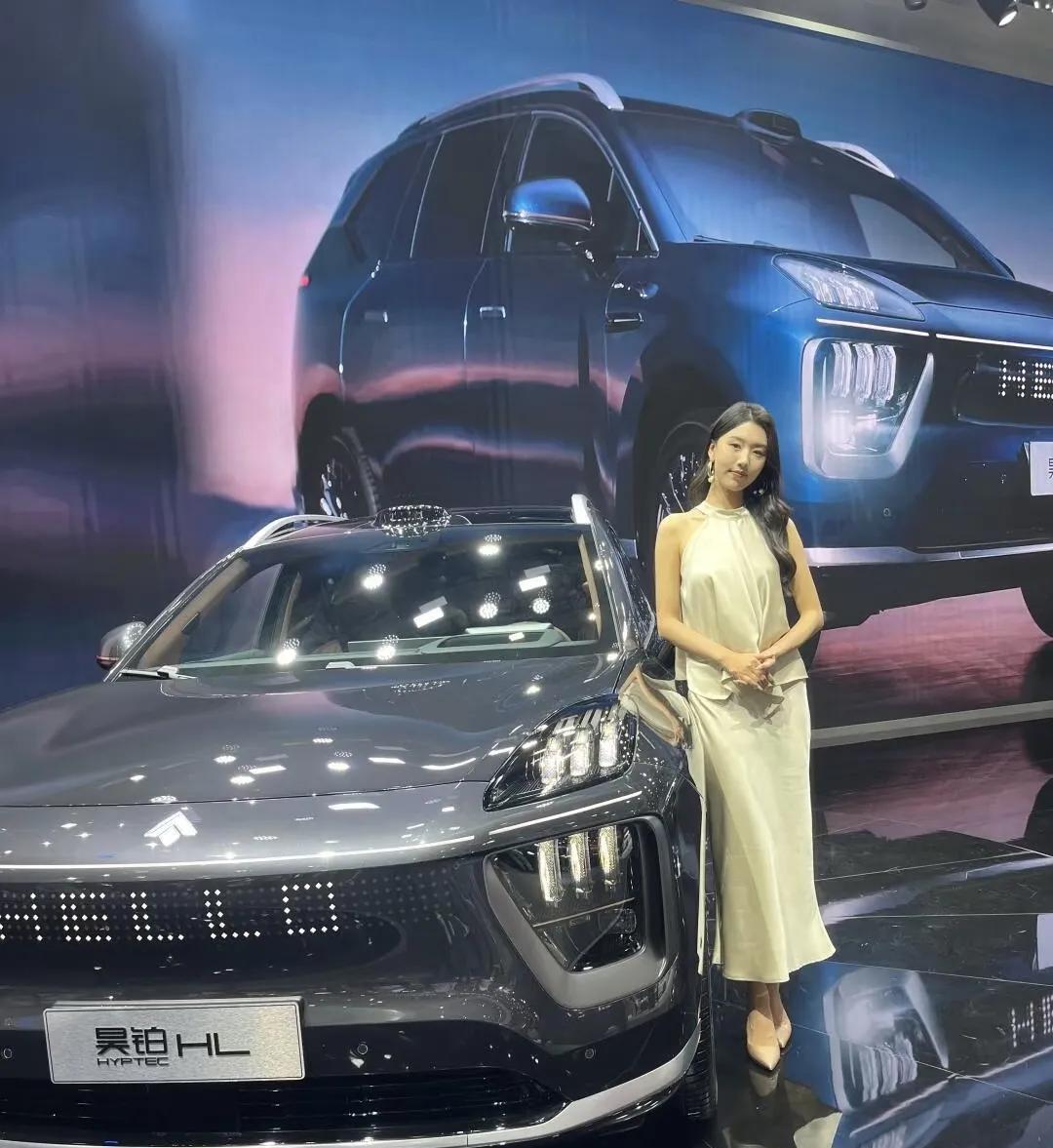 这就是赤裸裸的事实！
电车30万：使用10年，电费1万，卖1.5万；
油车30万