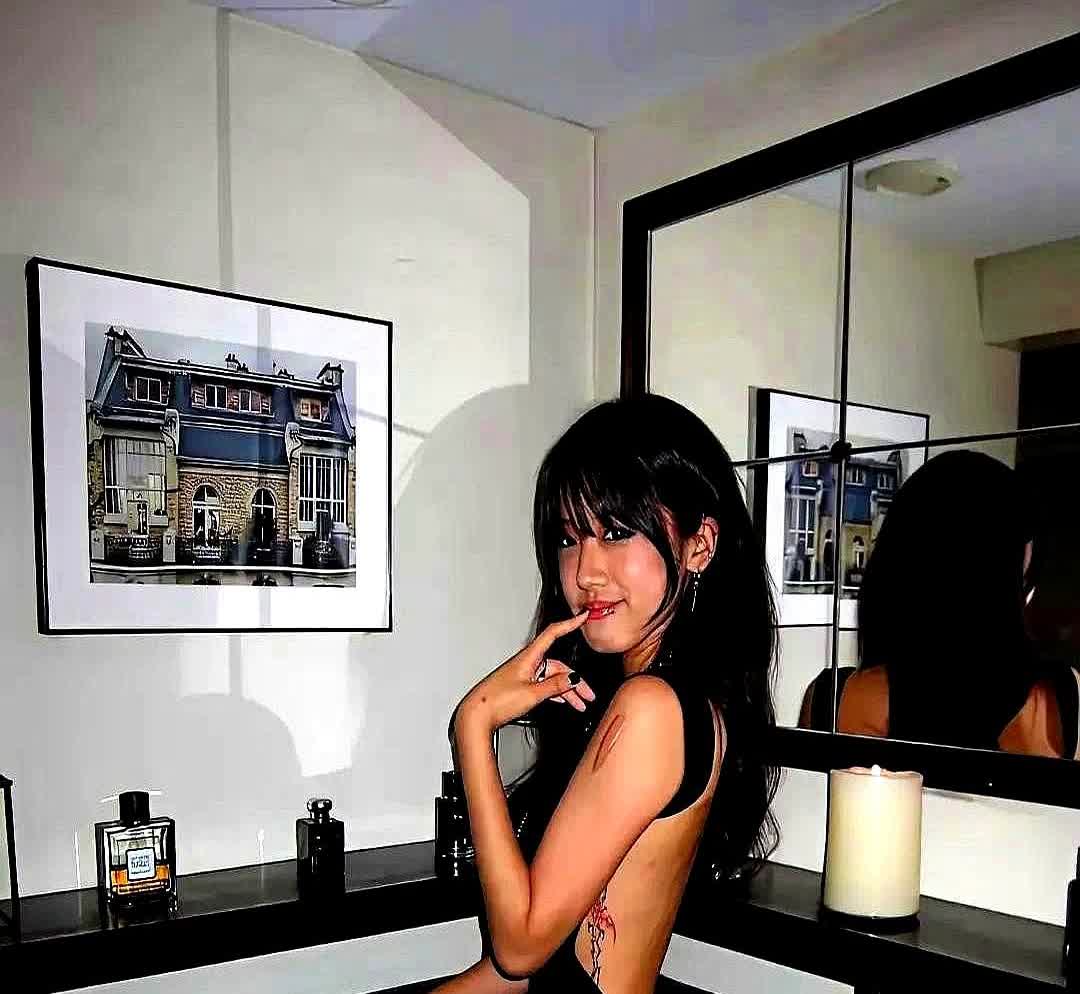 星二代中的反骨仔。

一个是贾静雯的女儿梧桐妹。

她的继父修杰楷让她好