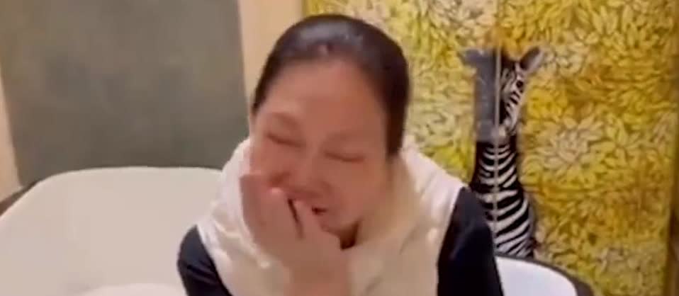 s妈要钱的嘴脸，
是什么也挡不住了！
马筱梅大婚之日，还在跟她解释，没有不让