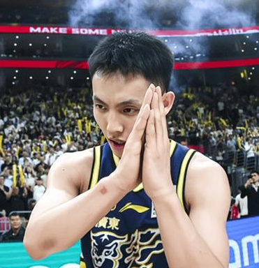 广东男篮球员徐杰：我不认为河村勇辉比我强多少。广东男篮球员徐杰《中国榜样》节目时