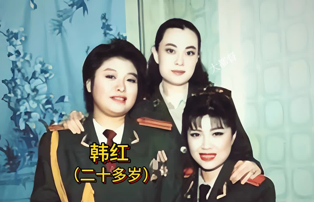 这是韩红二十多岁时，身穿军装与朋友们的合影，那时候的她还不算胖，五官长得非常漂亮
