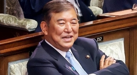被卖了，还帮人家数钱！
这样形容日本不为过！
近日，据俄新社报道，日本首相石破茂