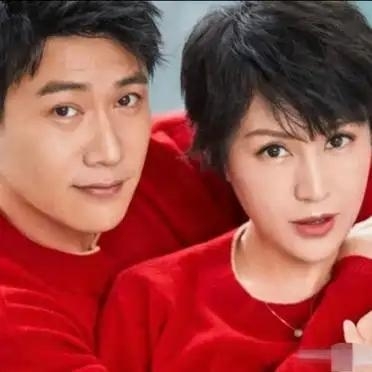 陆毅娶了鲍蕾，郭京飞娶了鲍莉，两人一同前往丈母娘家。丈母娘却对郭京飞说：“郭京飞