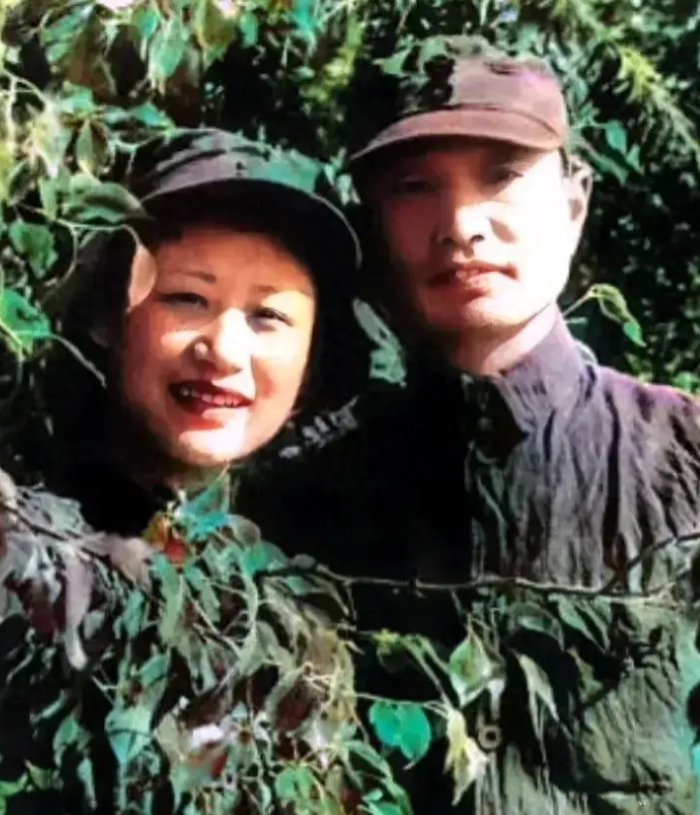 早年，张爱萍将军与妻子的一张合影，妻子李友兰是军花！

一张老照片，留存着张爱萍