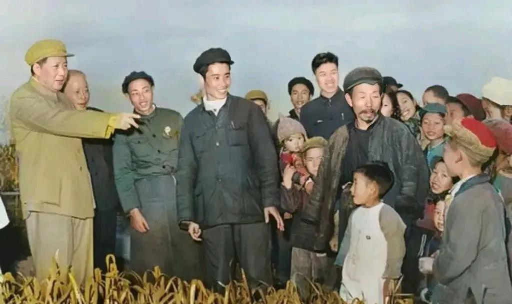 田埂上的“当家人”
1958年夏，毛主席顶着日头走进郫县红光社的稻田。他弯腰细看