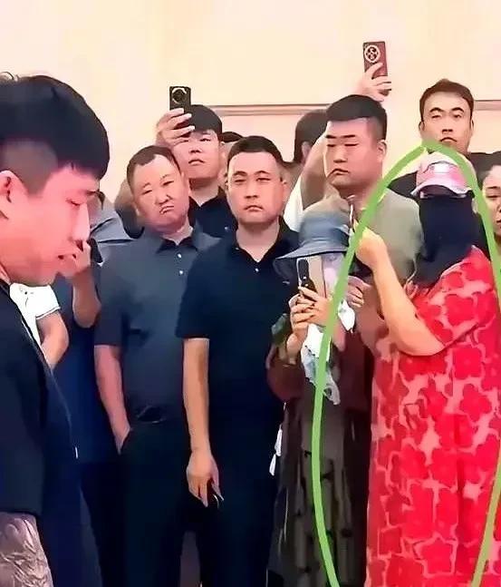 杨少华的葬礼上，突现一位身穿大红色裙子的女士。
在悲伤气氛浓厚的葬礼上，这么做究