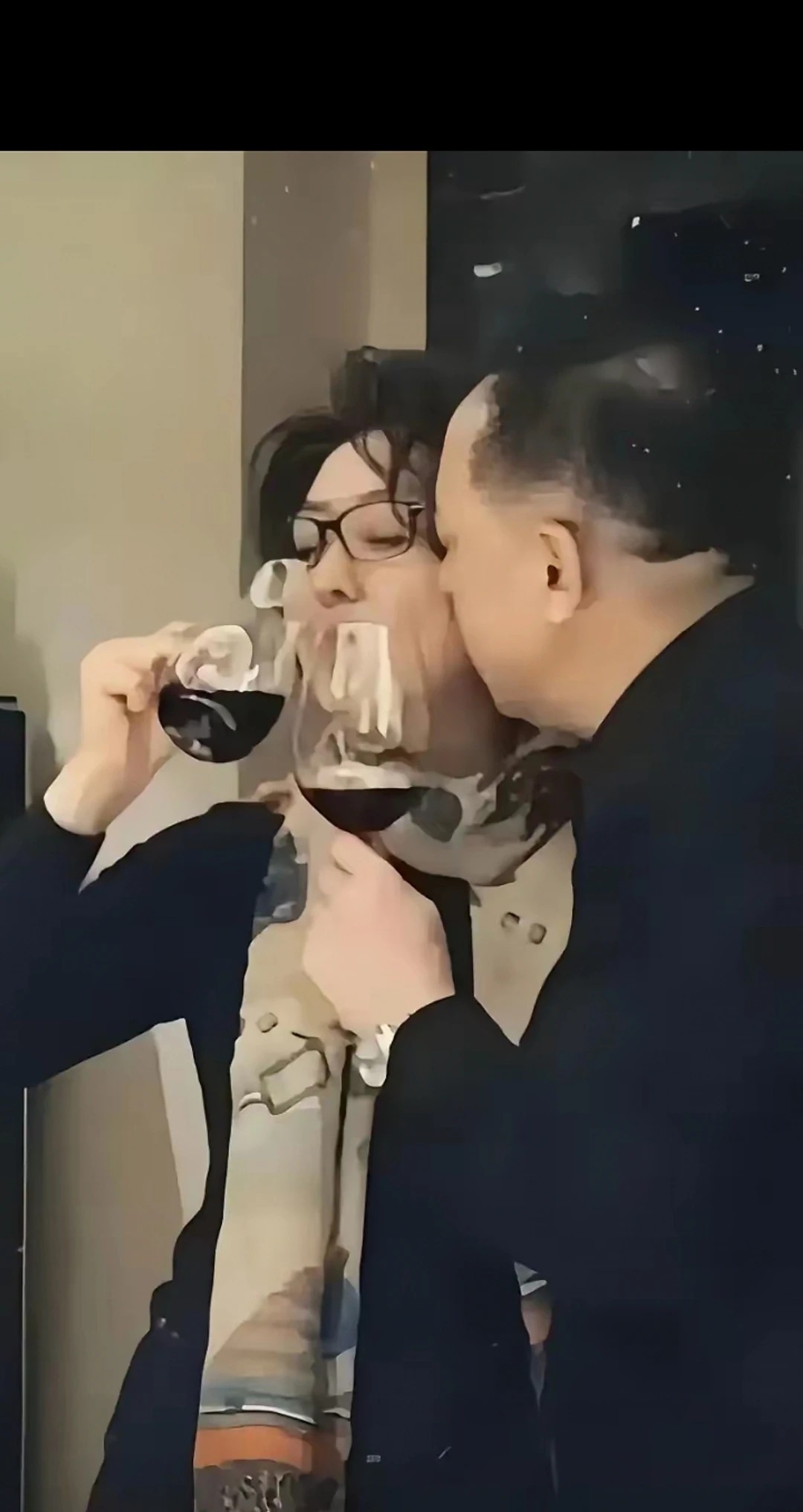 这张照片成了一辈子摸不掉的污点。