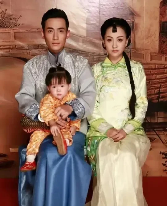 戏里戏外一家亲

















这俩人真是绝了！戏里演夫妻，戏