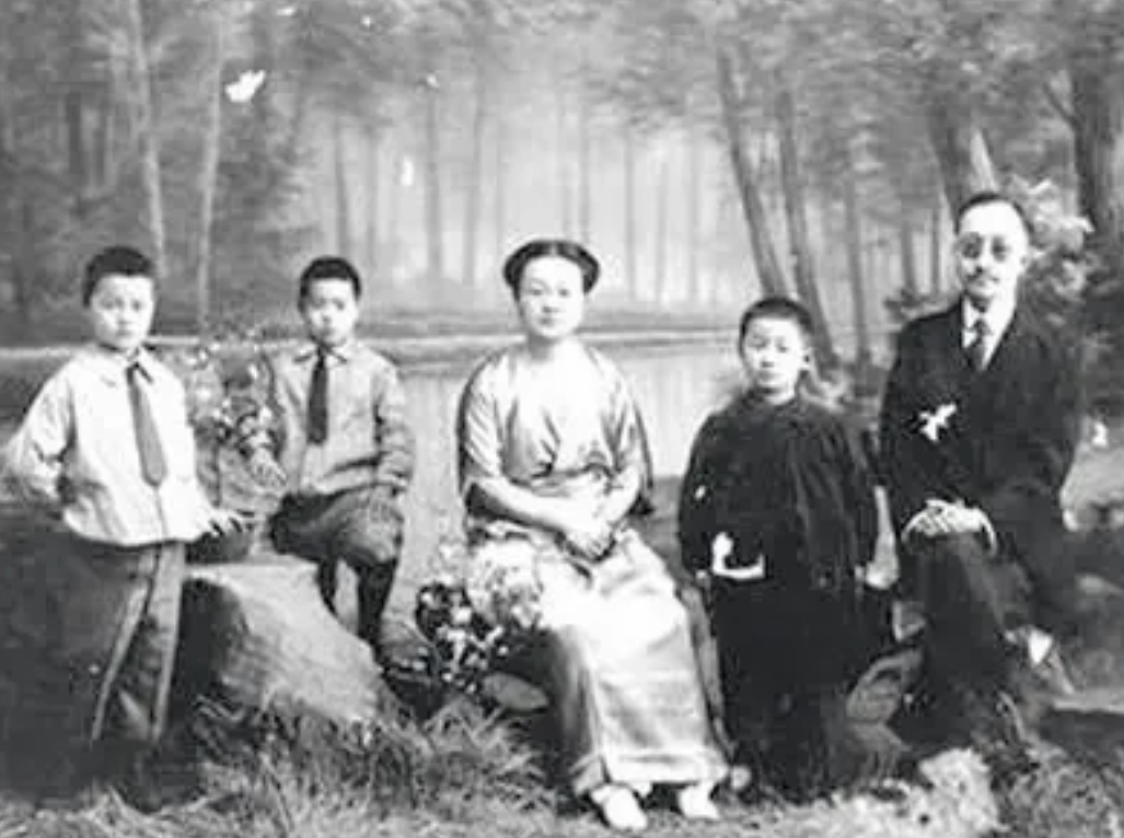 1924年，44岁的章士钊，背着妻子与歌女同居。妻子吴弱男得知后，带着3个儿子斥