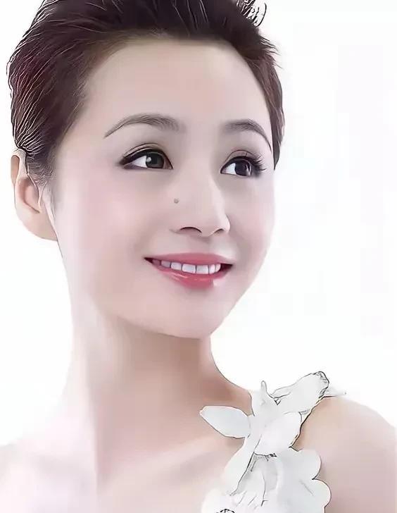 曾经的主持人，优秀演员，也正在和病魔英勇的抗战着，希望她比朱媛媛幸运