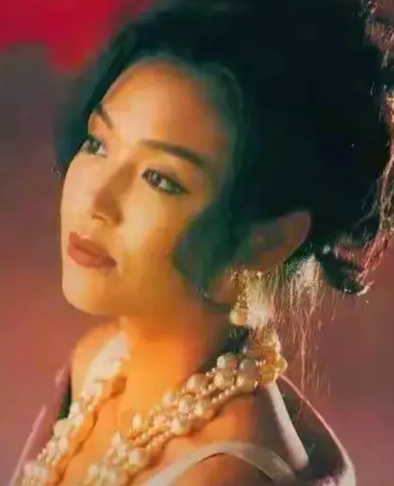 还记得她吧，以前经常看TVB的应该都记得她，我不知道她的名字！
感觉她没年轻过，