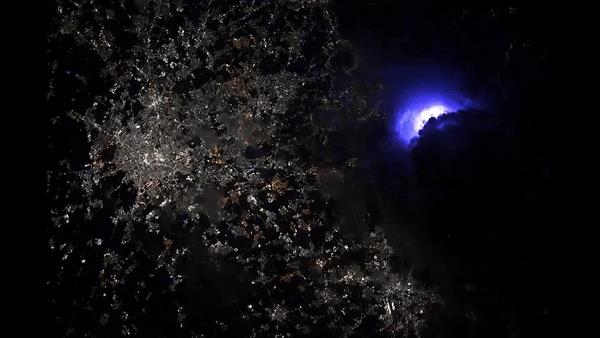 太空惊现“闪电城市”！米兰奇观震撼全球
2025年7月19日凌晨，NASA宇航员