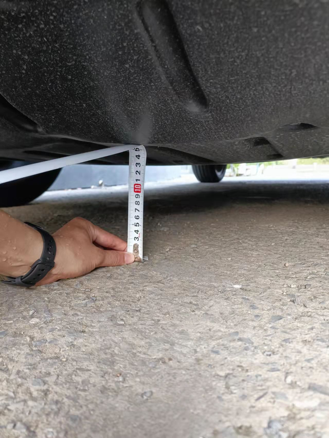 有谁有空量量自己的底盘高度
我这高度正常吗？我这是空载，胎压255左右，分别量的