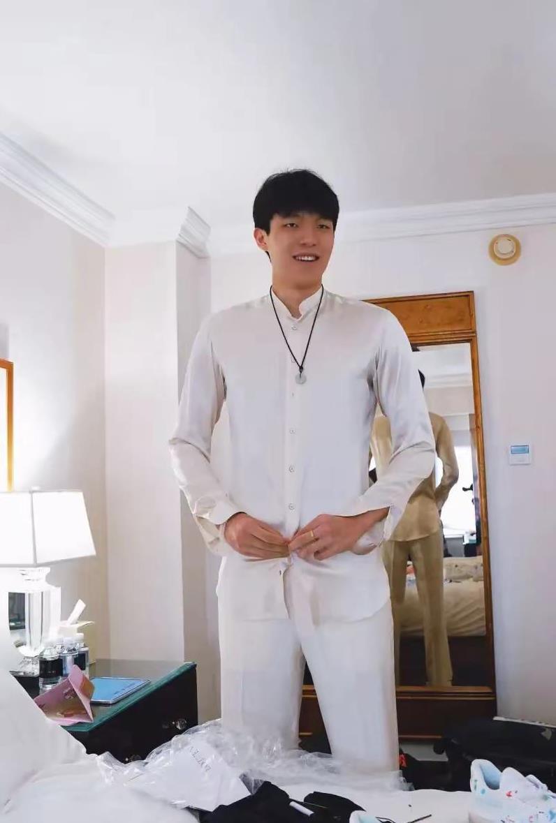 我可不是跟风吹杨翰森的！
一年前，在河村永辉受万人追捧、中国男篮被上亿人唾弃的时