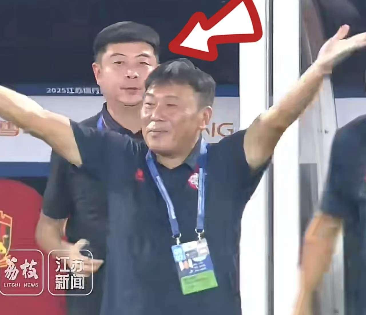 苏超赛场，发现一个小细节耐人寻味，就是盐城队赢了苏州队后，曾经盐城队这个代理教练