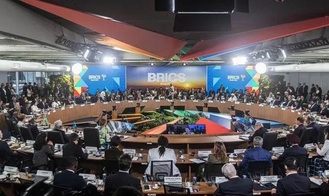开始拿自己家的宠物撒气了，美国人等了90天，没人来亲美国总统的屁股，所以他们要求