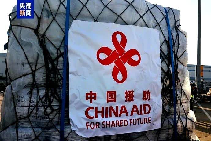 今天上午，中国政府向缅甸提供的首批紧急人道主义地震救灾援助物资从北京首都国际机场