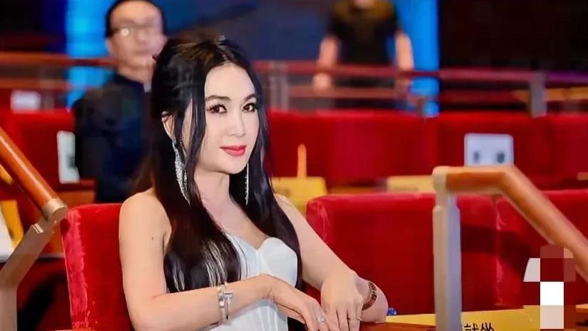 温碧霞自曝香港豪宅 透露偶像是李小龙 没想到她隔壁住的竟然是