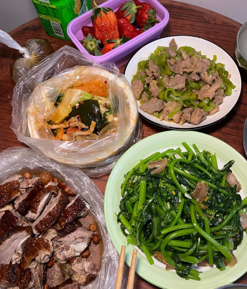 老公说要叫八个同事来家里吃饭，我准备这么多菜够了吗？他叫我去买菜多做几个菜，我做