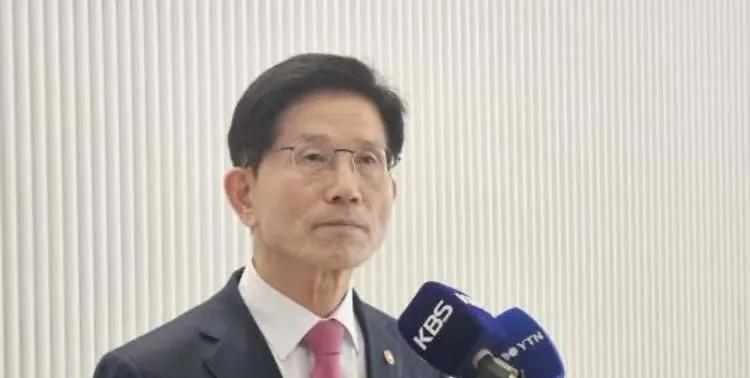韩国劳动部长弃官参选总统，背后有何隐情？韩国雇佣劳动部长官金文洙8日要辞职，打算