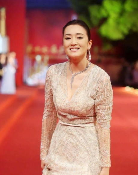2018年金马奖颁奖典礼上，作为颁奖嘉宾的李安导演，不管怎么邀请巩俐上台颁奖，巩