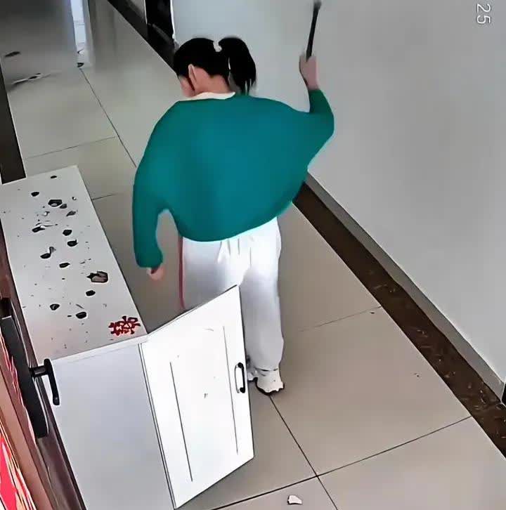邻居在走廊装鞋柜，被对门女子砸个稀巴烂，好好的邻里关系，就这样闹僵了。

近