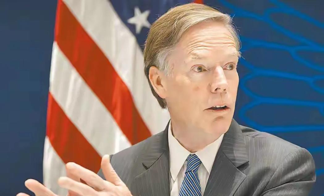 /美前驻华大使称美国在错误的时间发起了一场的战争将会让美国不再伟大。
据政治新闻