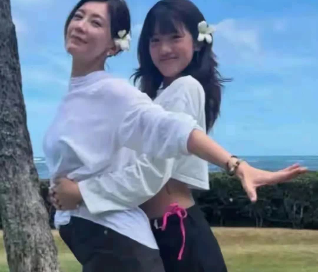 有个漂亮的妈妈是什么体验？梧桐妹戴花没有妈妈娇俏，咘咘笑容没有妈妈迷人。修杰楷好