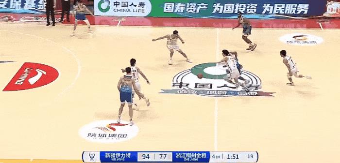 精彩！CBA也有个会飞的爱德华兹！
在今天CBA俱乐部杯新疆对阵浙江的第四节比赛