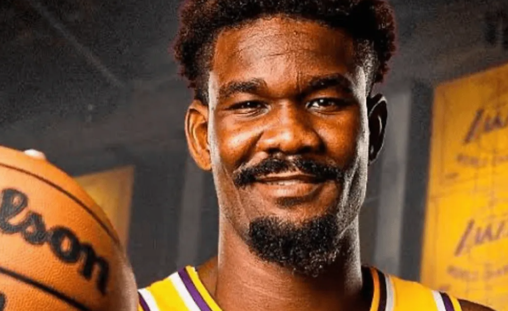 NBA季前赛，湖人主场81-103不敌太阳。
全场比赛，湖人新援德安德烈-艾顿首