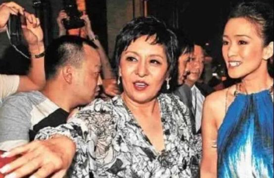 当年，向华强带巩俐回酒店房间，巩俐吓得两腿发软，赶紧躲进洗手间半天不出，向华强在