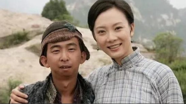 “简直是一朵鲜花插在了牛粪上！”2022年，坐拥10亿身家的最丑男星巨兴茂和大美