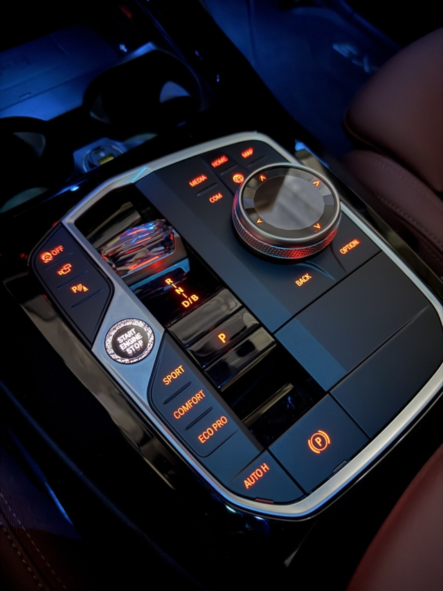 23款宝马3系的“兰花指”档把
●车辆信息🚗🚗
23款宝马320li，四门五