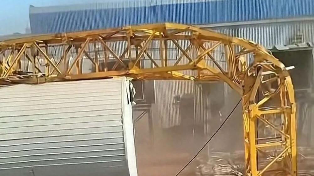 河北昌黎钢铁厂塔吊15米高空弯折倒塌，司机不幸身亡
