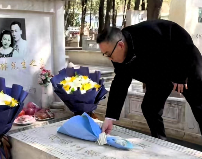 清明前夕，杨议再次来到了侯宝林的墓园