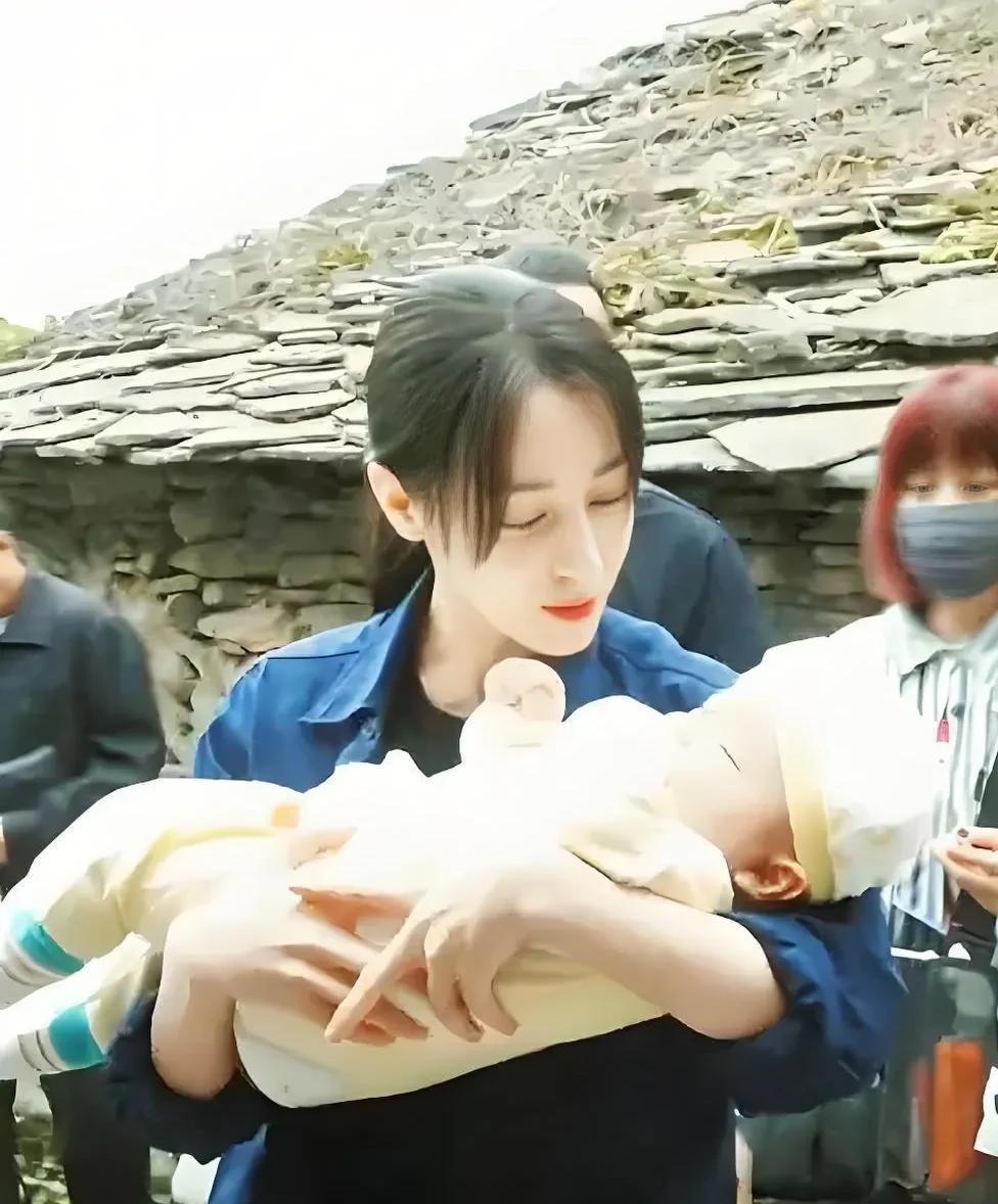 电视剧《利剑玫瑰》最无语的，
不是邓妍能过肩摔大汉，
也不是孙律师能独自查人贩，