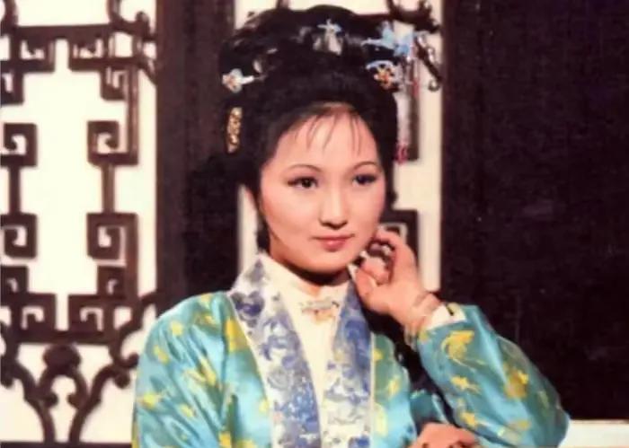 同样是八面玲珑，为啥平儿的风评比宝钗、袭人好？
先看行事初衷。平儿的玲珑，更多是