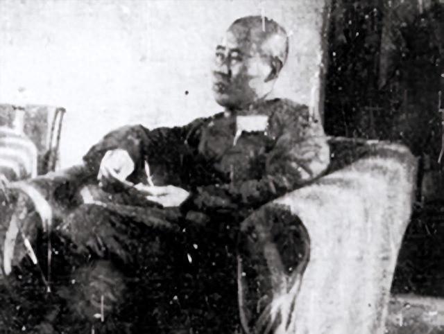 1948年，蒋介石请王耀武吃饭，宋美龄亲自下厨做了山东菜，吃完饭后，王耀武却对妻