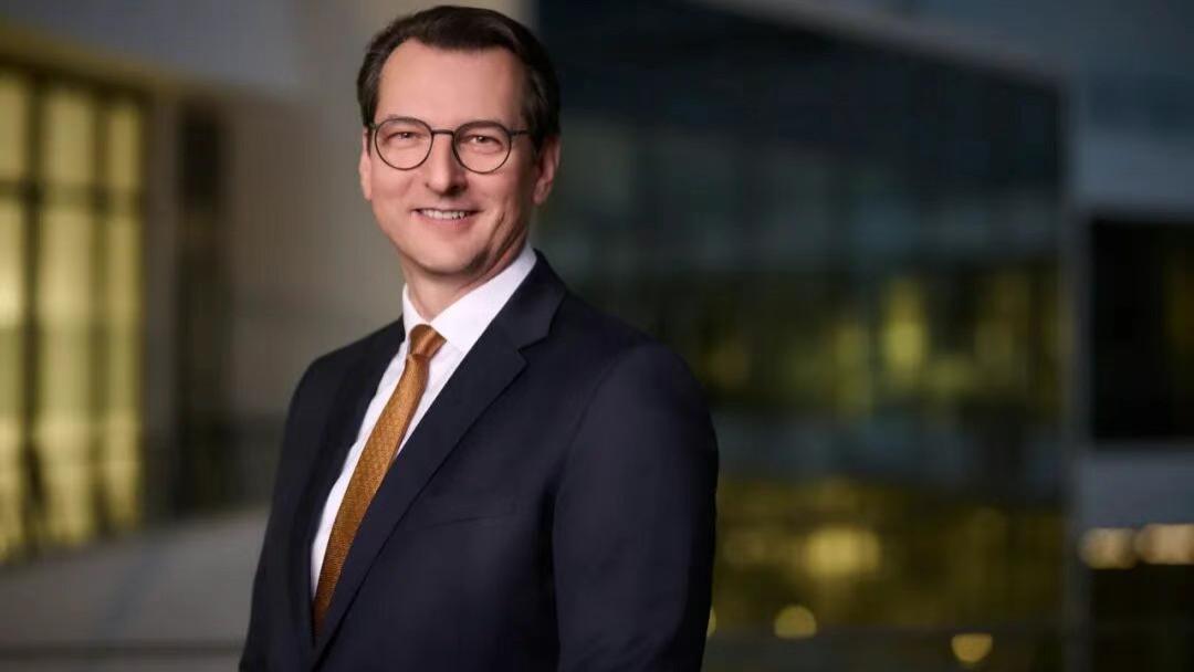 年营收1.12万亿！车企巨头更换CEO：车间员工做起，30年没换工作