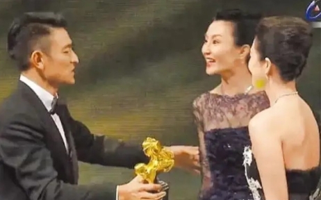 2013年，金像奖颁奖典礼，张曼玉拒绝给章子怡颁奖，并公开叫板：“片酬再高，我都