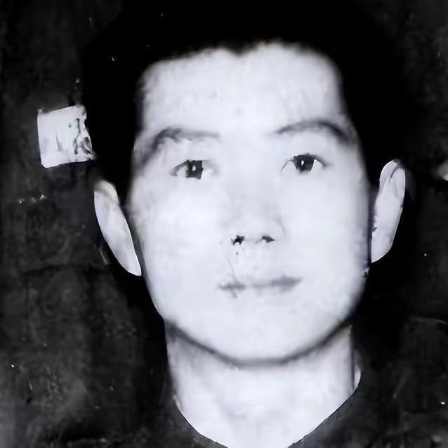 1946年正月初三的寒风里，通化城头的日军战俘们瑟瑟发抖。他们被扒得只剩单衣，牙