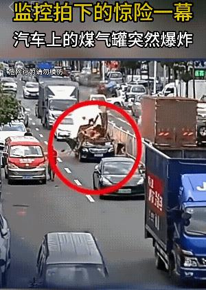 后面白车，反应速度快![捂脸]
