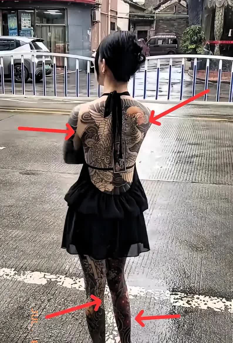 女子把身体纹成这样，我就想问一句：你父母知道吗？如果他们看见会不会打死你？
如