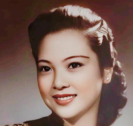 1946年，有天晚上，戴笠紧紧的把情人陈华搂入怀中，深情地说：“华妹，我如今的地