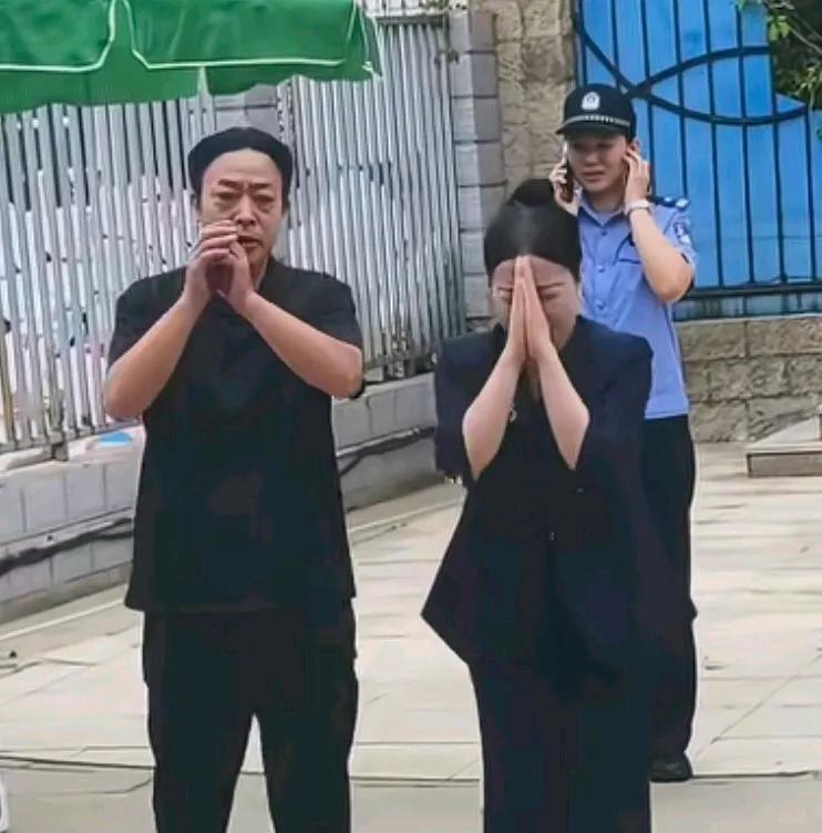 今天，许妈姚爸鞠躬的那一瞬间，
有多少人泪目了？
有多少人无不动容？
许妈转身的